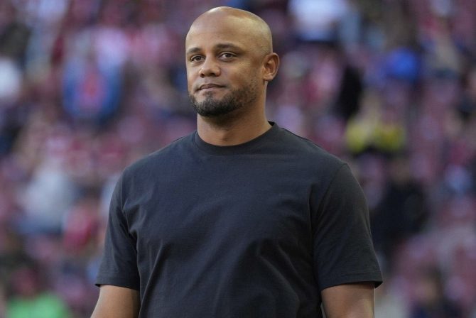 Μπάγερν: Ο πατέρας του Βενσάν Κομπανί εμφανίστηκε στη Βουλή με κασκόλ της ομάδας μετά την πρόκριση