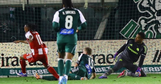 Παναθηναϊκός – Ολυμπιακός: Ολέθριο λάθος του Γεντβάι, οι ερυθρόλευκοι άνοιξαν το σκορ με τον Μαρτίνς