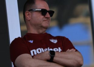 ΑΕΛ Novibet: Στην προπόνηση των βυσσινί ο Νταβέλης, μήνυμα στήριξης και ενότητας εν όψει της δύσκολης συνέχειας στα playouts