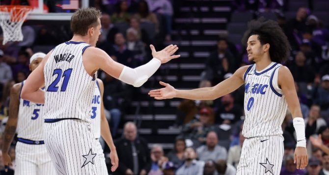 ELABET: Μάτζικ – Πίστονς με ισχυρό combo στο Ορλάντο για το 3-1