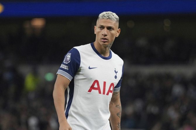 Ρισάρλισον για την κατάθλιψή του: “Πόσες φορές, ενώ οδηγούσα, σκέφτηκα να πέσω πάνω σε τοίχο”