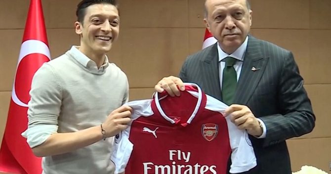 Μεσούτ Οζίλ: Ζει σε έπαυλη 6,8 εκατομμυρίων ευρώ με θέα τον Βόσπορο – Ποια είναι η άγνωστη σχέση του με τον Ερντογάν