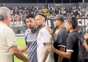 Έντονη αντιπαράθεση Νεϊμάρ με οπαδό: Αντάλλαξαν υβριστικά σχόλια μετά την ισοπαλία της Σάντος