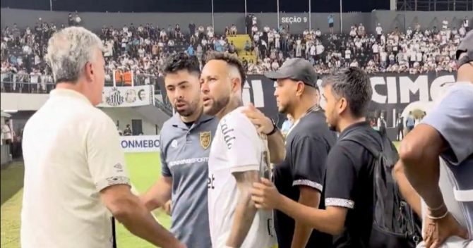 Έντονη αντιπαράθεση Νεϊμάρ με οπαδό: Αντάλλαξαν υβριστικά σχόλια μετά την ισοπαλία της Σάντος