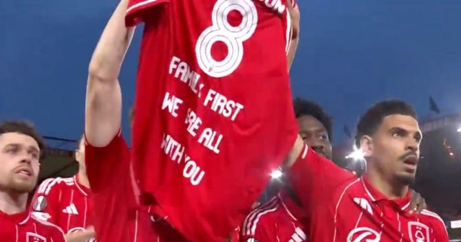 Ο Μόργκαν Γκιμπς-Γουάιτ “λύγισε”: Σήκωσε τη φανέλα του Άντερσον στη μνήμη της μητέρας του