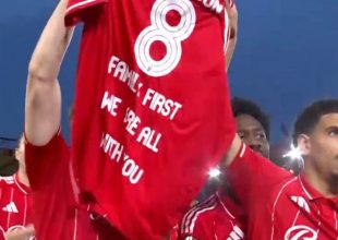 Ο Μόργκαν Γκιμπς-Γουάιτ “λύγισε”: Σήκωσε τη φανέλα του Άντερσον στη μνήμη της μητέρας του