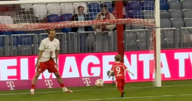 Μπάγερν: Ο Χάρι Κέιν πανηγύρισε τον τίτλο παίζοντας μπάλα με τον γιο του και έκλεψε τις εντυπώσεις