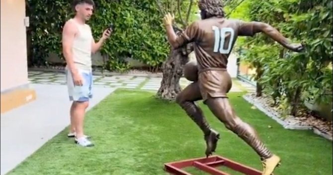 Νάπολι: Ο Γκίλμουρ έστησε στο σπίτι του άγαλμα του Μαραντόνα σε φυσικό μέγεθος