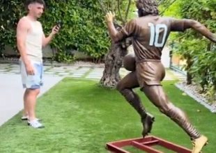 Νάπολι: Ο Γκίλμουρ έστησε στο σπίτι του άγαλμα του Μαραντόνα σε φυσικό μέγεθος