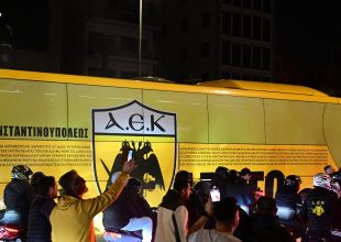 Αποθεώθηκε από τους ΑΕΚτζήδες ο Ηλιόπουλος: «Μεγάλη μέρα για την αξιοπρέπεια και τον μαχητισμό μας»