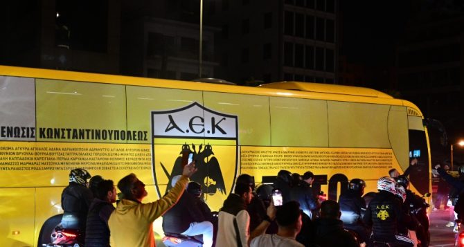 Αποθεώθηκε από τους ΑΕΚτζήδες ο Ηλιόπουλος: «Μεγάλη μέρα για την αξιοπρέπεια και τον μαχητισμό μας»