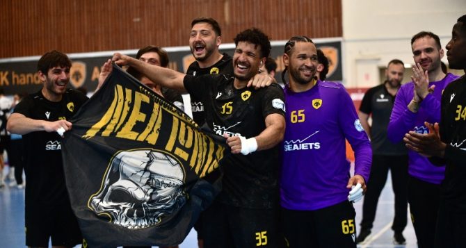 Τσάκισε τον ΠΑΟΚ και «πέταξε» για τελικούς η ΑΕΚάρα!