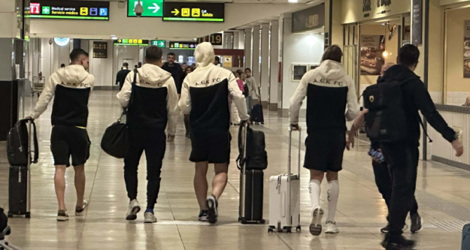 Προσγειώθηκε η ΑΕΚ στη Μαδρίτη υπό τους… ήχους του ύμνου (VID)