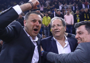 Τρελαμένος ο Αγγελόπουλος με την λήξη του αγώνα και έξαλλοι πανηγυρισμοί