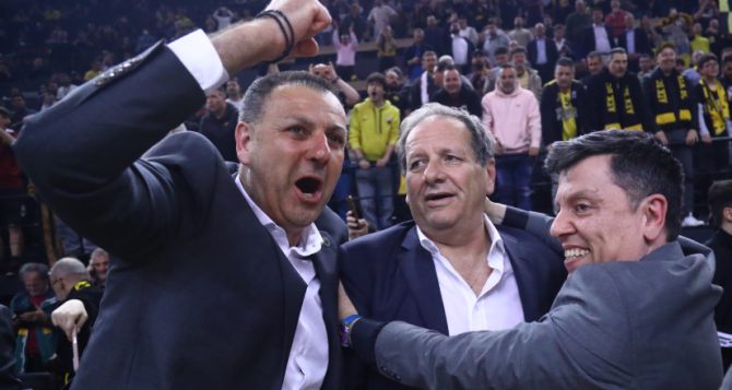 Τρελαμένος ο Αγγελόπουλος με την λήξη του αγώνα και έξαλλοι πανηγυρισμοί