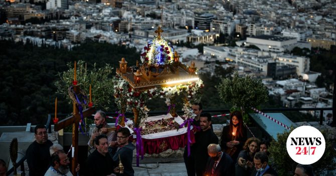 Πάσχα στην Αθήνα: Πού θα δούμε Επιτάφιο, πού θα κάνουμε Ανάσταση