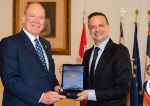 Το Μετάλλιο του Δήμου Αθηναίων στον πρίγκιπα Αλβέρτο Β’ του Μονακό