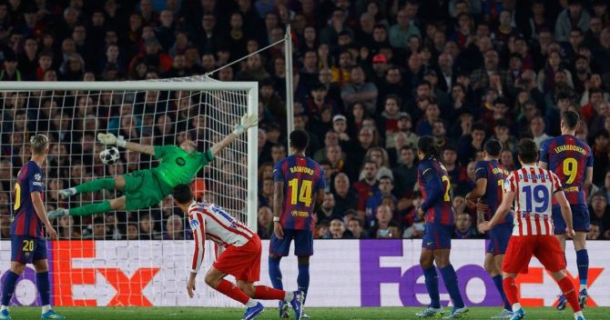 Μπαρτσελόνα – Ατλέτικο: Γκολάρα ο Άλβαρες με απευθείας φάουλ, τρελοί πανηγυρισμοί στον πάγκο των ροχιμπλάνκος, παγοκολόνα
