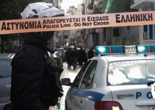 Παραδόθηκε στη ΓΑΔΑ ο 24χρονος δράστης για την επίθεση σε υπάλληλο περιπτέρου στα Εξάρχεια