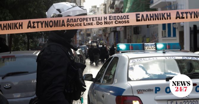 Παραδόθηκε στη ΓΑΔΑ ο 24χρονος δράστης για την επίθεση σε υπάλληλο περιπτέρου στα Εξάρχεια