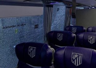 Ατλέτικο: Οπαδοί της Μπαρτσελόνα έσπασαν τα τζάμια από το πούλμαν των “ροχιμπλάνκος”