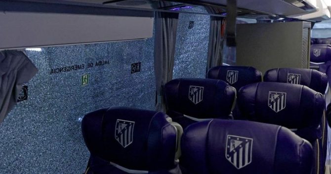 Ατλέτικο: Οπαδοί της Μπαρτσελόνα έσπασαν τα τζάμια από το πούλμαν των “ροχιμπλάνκος”