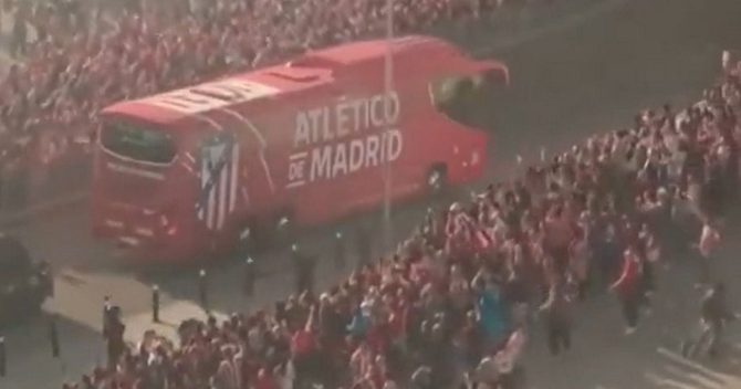 Ατλέτικο: Μεγαλειώδης υποδοχή της αποστολής των ροχιμπλάνκος, κατά την άφιξή της στο Μετροπολιτάνο
