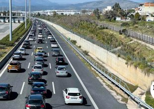 Καραμπόλα τριών οχημάτων στην Αττική Οδό