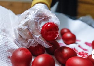 Γιατί βάφουμε κόκκινα αυγά τη Μεγάλη Πέμπτη