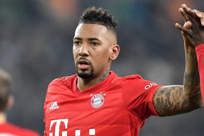 Μπόατενγκ: Κινδυνεύει με ποινή φυλάκισης έως ενός έτους για οδήγηση χωρίς δίπλωμα