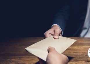 Εφοριακοί εκβίαζαν καταστηματάρχες για να “παγώσουν” ελέγχους