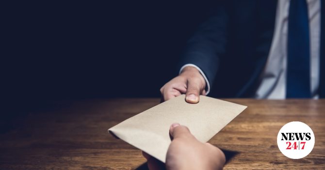 Εφοριακοί εκβίαζαν καταστηματάρχες για να “παγώσουν” ελέγχους