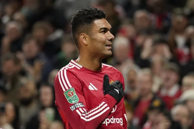 Γιουνάιτεντ: Λύγισε ο Καζεμίρο, αποθεώθηκε από τον κόσμο και η οικογένειά του πανηγύριζε στις εξέδρες