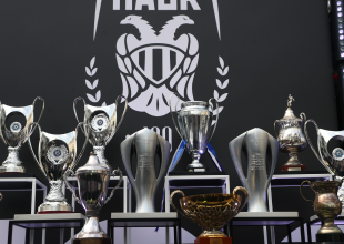 Τα τρόπαια του ΠΑΟΚ πήραν θέση στην Πλατεία Αριστοτέλους