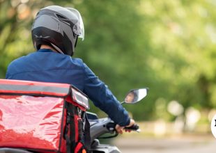 Τροχαίο στην Καλλιθέα: Διανομέας παρέσυρε και τραυμάτισε ανήλικο