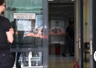 Βίντεο – ντοκουμέντο με τον 89χρονο να φεύγει από τον ΕΦΚΑ με την καραμπίνα στα χέρια