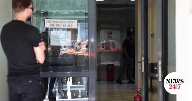 Βίντεο – ντοκουμέντο με τον 89χρονο να φεύγει από τον ΕΦΚΑ με την καραμπίνα στα χέρια