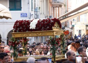 Μεγάλη Παρασκευή: Η Αποκαθήλωση, ο Επιτάφιος και τα έθιμα