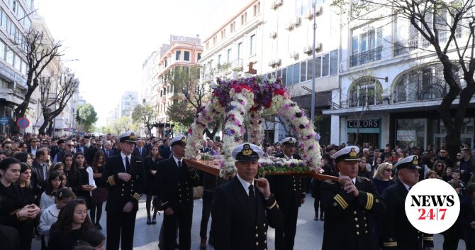 Θεσσαλονίκη: Σε κλίμα κατάνυξης η πρώτη περιφορά Επιταφίου από τον Άγιο Μηνά