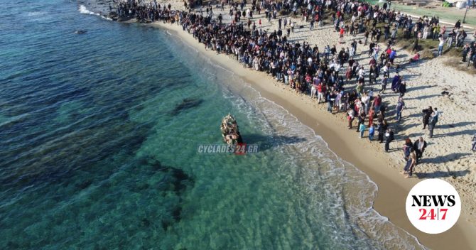 Καστράκι Νάξου: Η εντυπωσιακή περιφορά του Επιταφίου μέσα στη θάλασσα