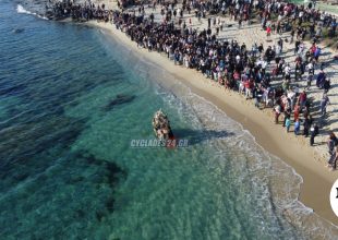 Καστράκι Νάξου: Η εντυπωσιακή περιφορά του Επιταφίου μέσα στη θάλασσα