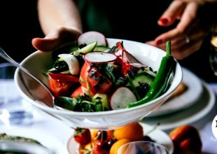 Θεσσαλονίκη: Μαθητής έσωσε με λαβή Χάιμλιχ γυναίκα που παραλίγο να πνιγεί από γαρίδα