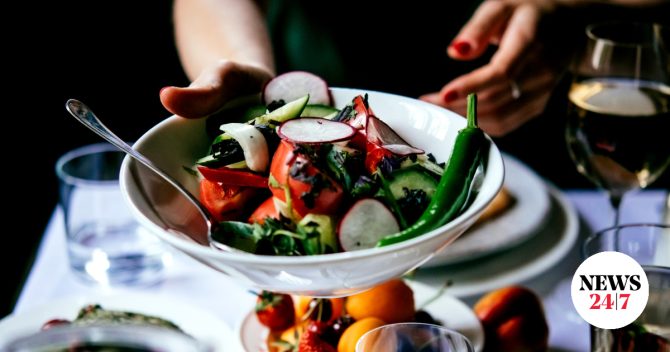 Θεσσαλονίκη: Μαθητής έσωσε με λαβή Χάιμλιχ γυναίκα που παραλίγο να πνιγεί από γαρίδα