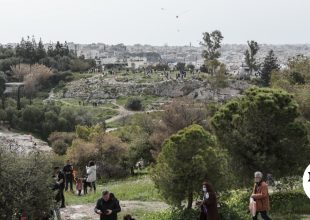 Πώς έγινε η αιματηρή επίθεση με τραυματίες στον λόφο του Φιλοπάππου