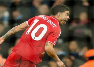 Premier League: Πήρε το ντέρμπι στο τελευταίο λεπτό η Λίβερπουλ κόντρα στην Έβερτον, με ηγέτη τον Γκιμπς-Γουάιτ η μεγάλη ανατροπή της Νότιγχαμ, πήρε την ματσάρα η Βίλα