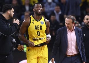 Με Γκρέι και Πετσάρσκι η 12αδα της ΑΕΚ κόντρα στη Μπανταλόνα