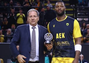 Η βράβευση του Γκρέι για το βραβείο του MVP στους «16» του BCL (vid)