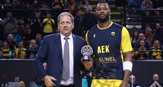 Η βράβευση του Γκρέι για το βραβείο του MVP στους «16» του BCL (vid)