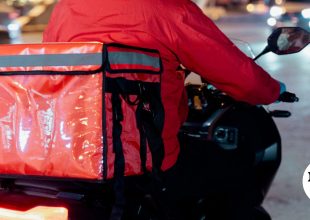 Ηράκλειο: Στη ΜΕΘ 17χρονος διανομέας μετά από σύγκρουση με αγροτικό