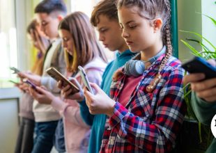 Ρωτήσαμε τους “κάτω των 15” τι λένε για την απαγόρευση των social media